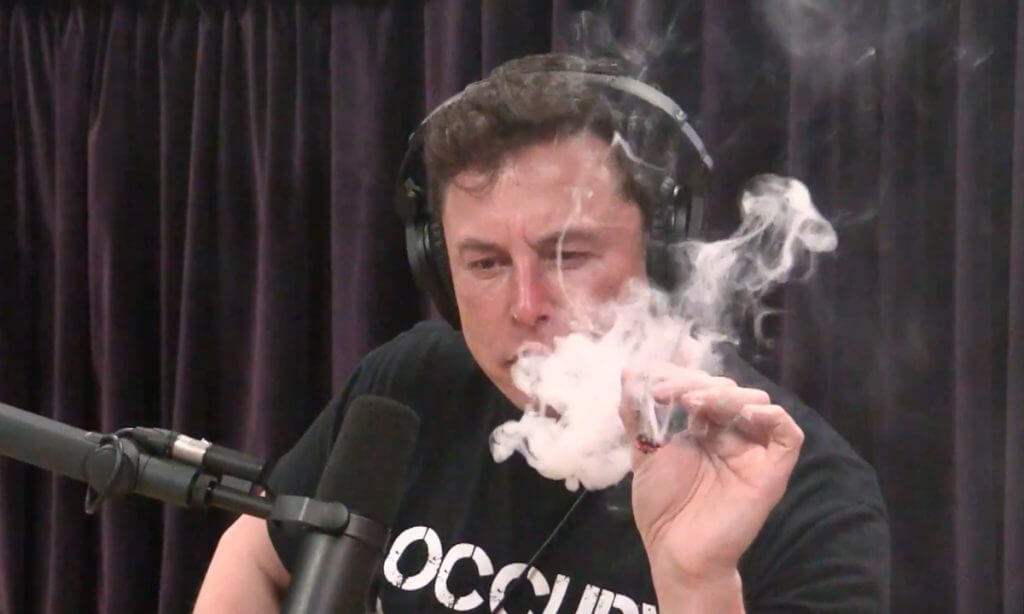 Elon fumando marihuana en el programa de Joe Rogan