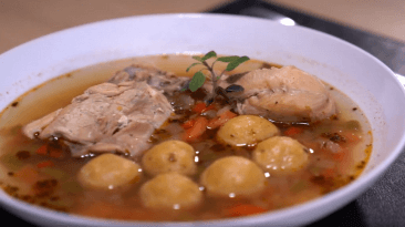plato con sopa y verduras