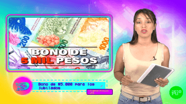 mujer con tablet en mano y billetes de pesos argentinos